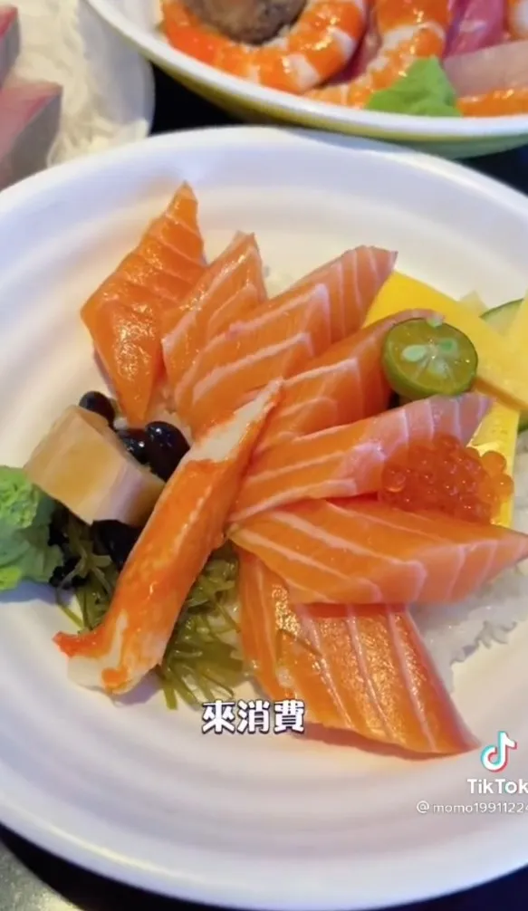 CP值超高！新鮮厚切生魚片。TikTok@momo19911224 / IG：momo19911224 提供
