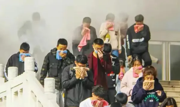 發生火災後，學生倉皇逃出宿舍。翻攝微博/河南省南陽市方城縣
