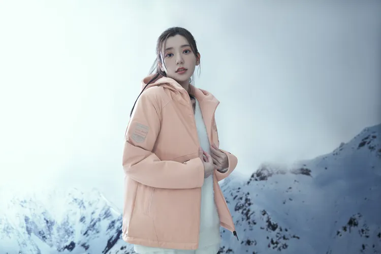 新款「升溫科技防水機能禦寒刷毛雙面穿衝鋒衣」，一件式雙材質衝鋒衣，兼具「衝鋒衣」與「蓄熱衣」功能，還可雙面穿，一件抵兩件讓郭雪芙狂讚：「整個冬季只要這一款，雙面機能一件搞定！」