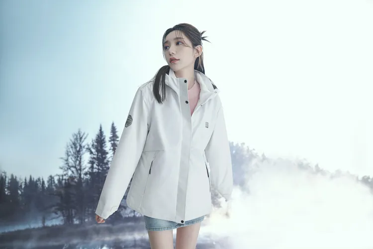 ONE BOY  All in one全方位升溫蓄熱科技防水三合一衝鋒衣，由於可拆開，有3種穿法，適合溫差大的天氣。