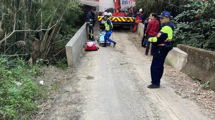 女騎士載友人跌入南港溪，救起不治。翻攝畫面