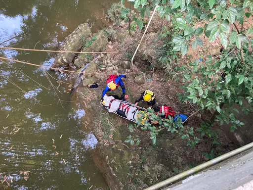 機車雙載欲拜拜衝出邊坡！連人帶車跌南港溪　女騎士不治