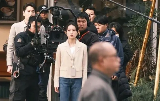 《我的大叔》翻拍中國版路透照流出！女主遭嫌苦命臉趙又廷被誇爆