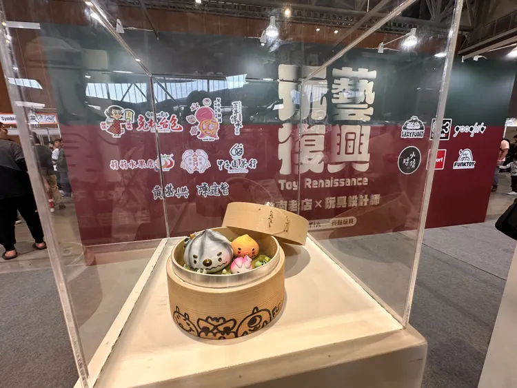 玩具品牌「有些懶戰」與台南美食克林台包共推聯名商品。主辦單位提供