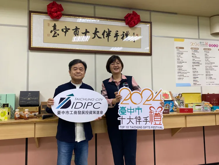 書法名家周良敦說，過去曾為台中監獄綠豆糕題字，使其業績扶搖直上。工策會提供