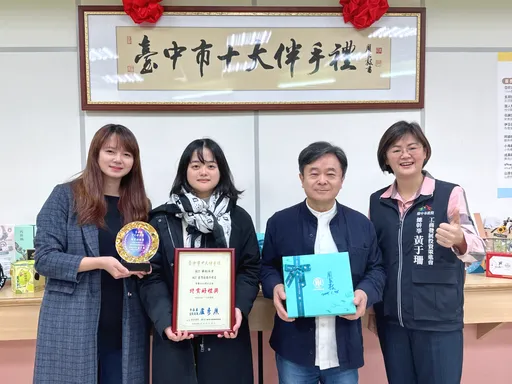 名家揮毫「台中市十大伴手禮」 品牌標誌墨寶揭牌