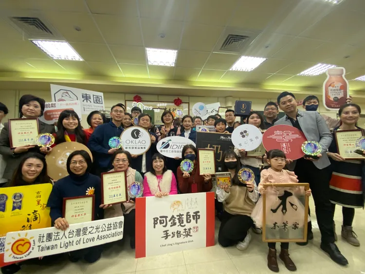 今日共有35家「2024年第15屆台中市十大伴手禮」得獎業者到場觀禮