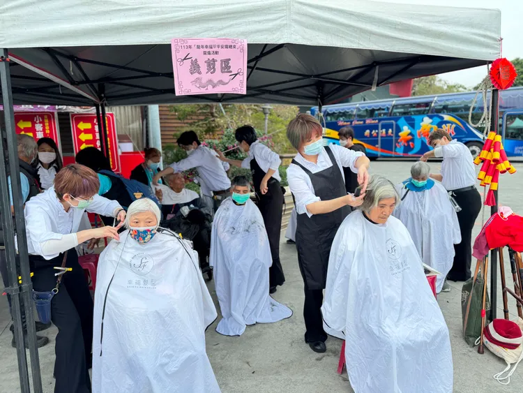 現場義剪，讓長輩們容光煥發。院方提供