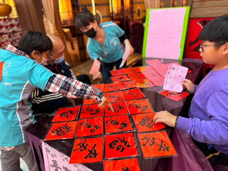 現場揮毫寫春聯，散發濃濃年味。院方提供