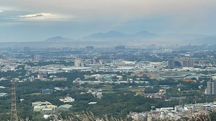 夏夕夏景可眺望龍潭地區及台北美景。張沛森攝