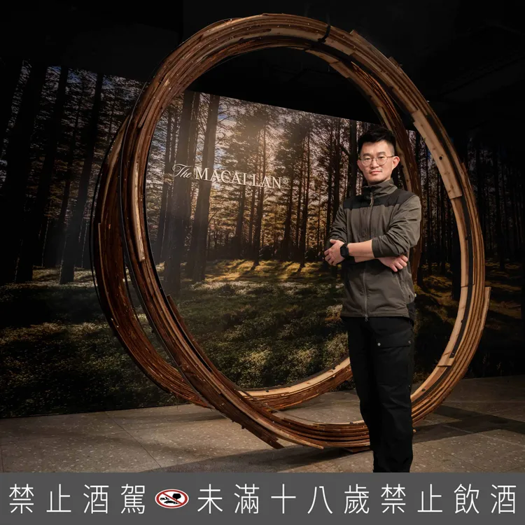 森林木人郭恩愷善用自然永續林木資源結合木構建築背景，運用獨創「蒸氣彎曲樹」工法，將整顆杉木蛻變為藝術作品，致敬麥卡倫對於最高品質橡木桶的追求。業者提供