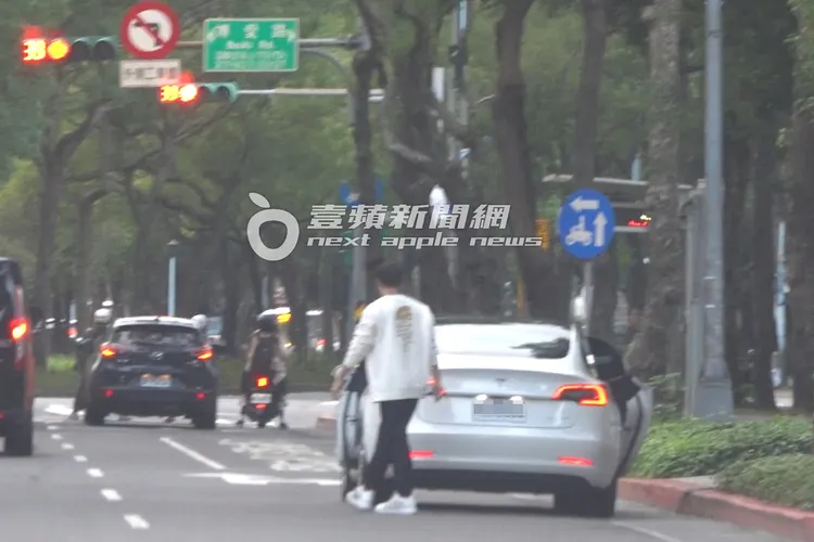 特斯拉未打方向燈停靠路邊，宥勝從副駕下車和父親換手。特勤中心攝