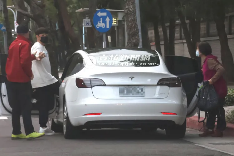 宥勝（左二）拿口罩給父親戴上。特勤中心攝