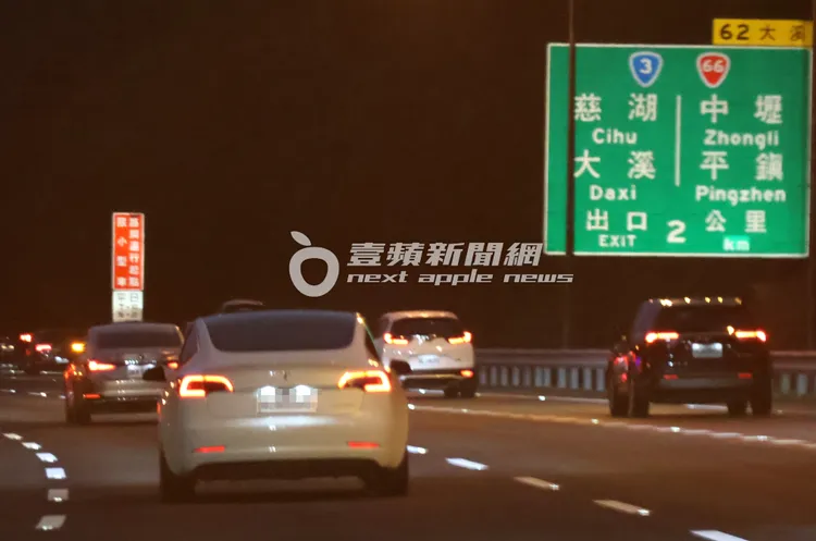 宥勝開著175萬元起的特斯拉一路向南，返回台中住處。特勤中心攝