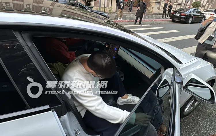 宥勝庭訊完畢，坐上由父親駕駛的特斯拉電動車離開。特勤中心*攝