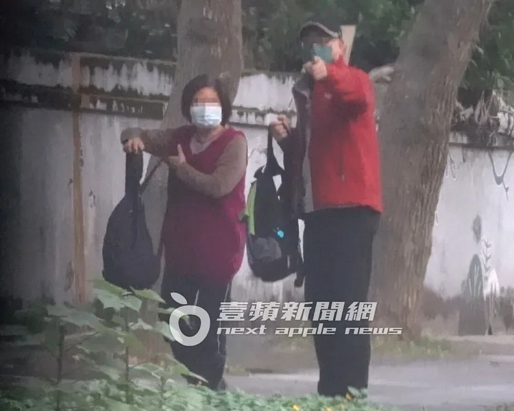 宥勝雙親充當一日司機接送寶貝兒進出法庭，離情依依。特勤中心攝