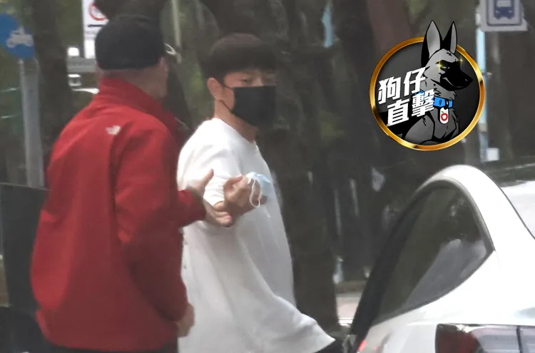 宥勝（右）換手開車，深怕父親被認出來，拿口罩給父親戴上。特勤中心攝