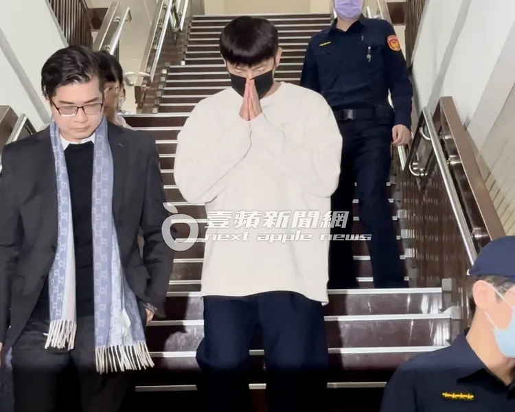 宥勝出庭面對媒體，雙手合十，不願多談。特勤中心攝