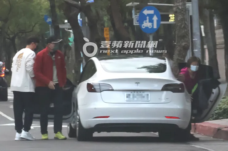宥勝（左起）父母開著特斯拉護送寶貝兒子出入法庭，勞心傷神。特勤中心攝