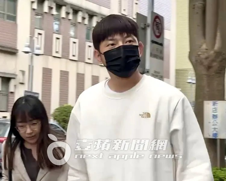 宥勝在雙親陪伴下，穿著簡約進入法庭。特勤中心攝