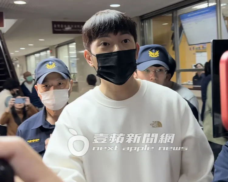 宥勝一身白色上衣，頭髮未抓走低調路線出庭。特勤中心攝