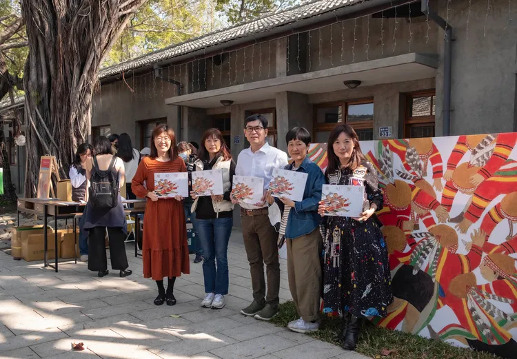 《魔幻聖貝—拉阿魯哇族的貝神》新書今發表，作者李友煌(右3)、繪者儲嘉惠(右2)。盧昱瑞提供