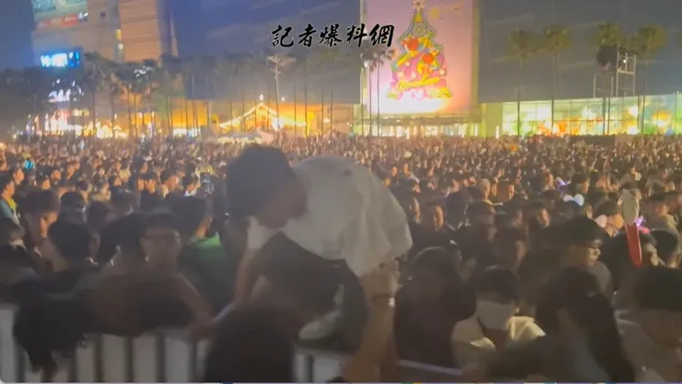 高雄跨年晚會驚傳有人拿刀，現場群眾推擠驚逃，多人擦挫傷。取自記者爆料網