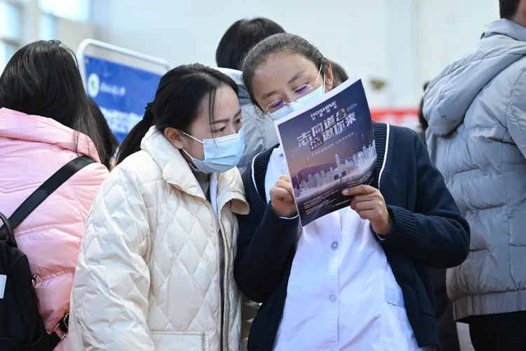 中國青海民族大學校園上月舉辦招聘會。新華社