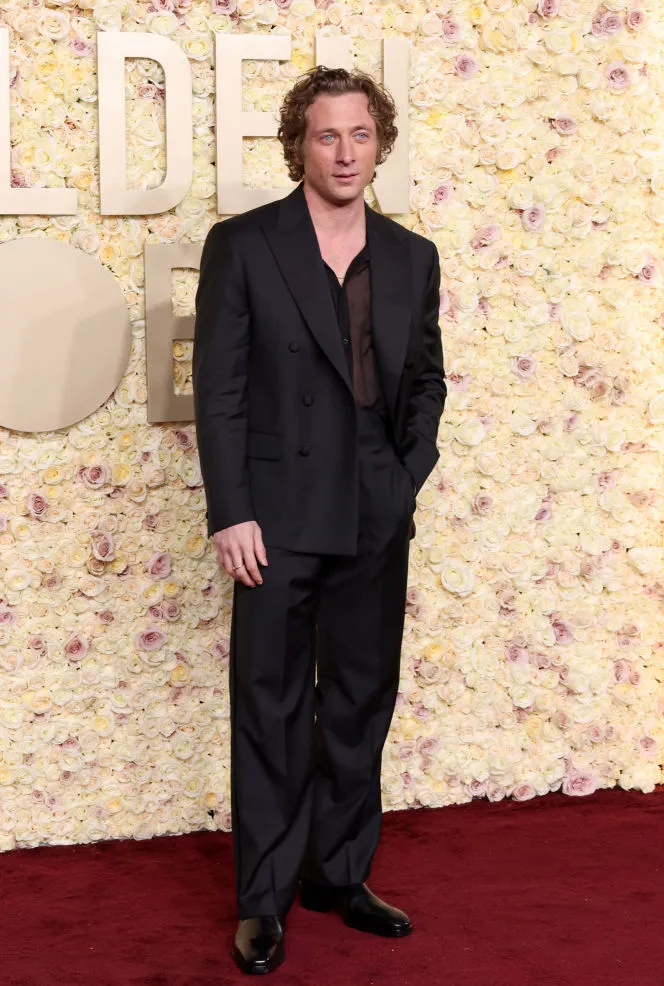 傑瑞米艾倫懷特穿著CK訂製黑色燕尾服出席第81屆金球獎。品牌提供