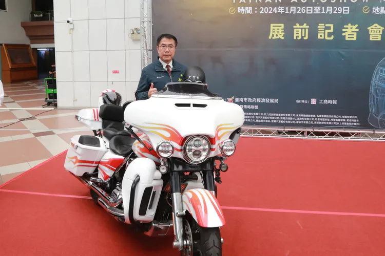 黃偉哲力邀車迷相揪來賞車。市府提供