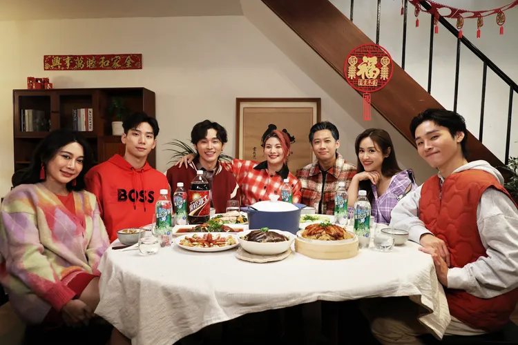 除夕特別節目找來這群人及其幕後原班人馬合體，與王冠閎（左二起）、吳姍儒、陳漢典一起拍攝開場短片。文化總會提供