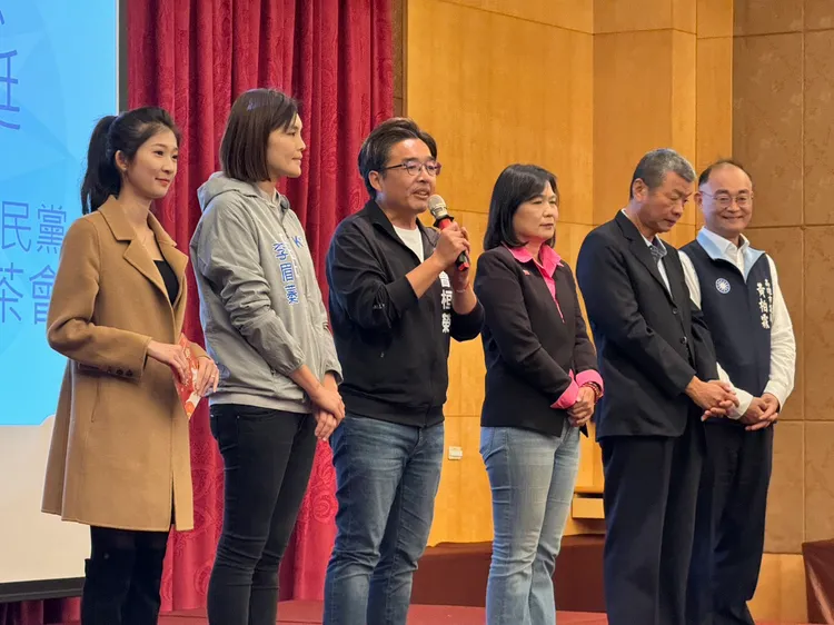 高雄立委候選人向高雄鄉親感謝。國民黨市黨部提供