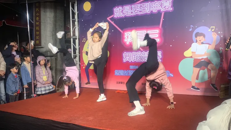 參賽者展現柔軟度。江孟謙攝