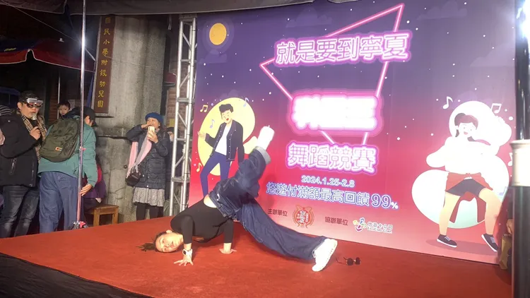 參賽者結合街舞元素進行地板動作。江孟謙攝