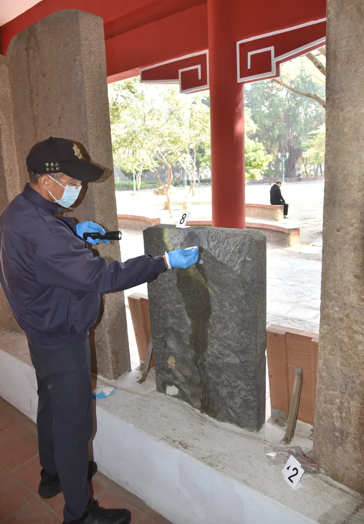 大南門碑林石碑發現遭不明溶液潑灑。翻攝畫面