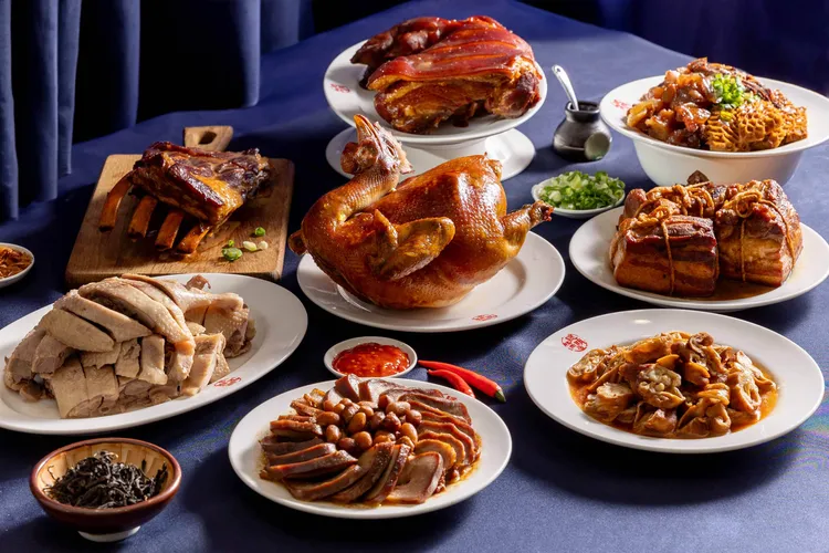 富貴吉祥鴨組合最為澎湃，含有聰明一品全雞、聰明鹹水鴨、紅燒蹄花滷大蹄膀、聰明秘製牛三寶、御皇東坡肉、秘製煙燻肋排、富貴香滷大腸頭、三元御香滷豬舌，含運5140元。業者提供