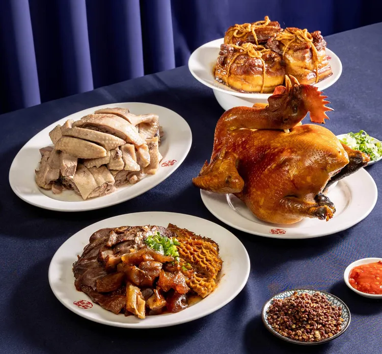 步步高升鴨組合含聰明一品全雞、聰明鹹水鴨、聰明秘製牛三寶、御皇東坡肉。店取2960元、宅配3160元。業者提供