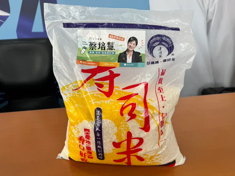 游陣營指控分送的包裝米上有蔡培慧的競選貼紙。游顥競總提供