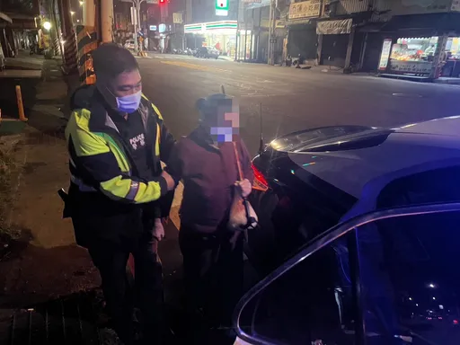 龍潭老婦清晨外出體力不支獨坐分隔島　暖警見口袋這東西送她回家