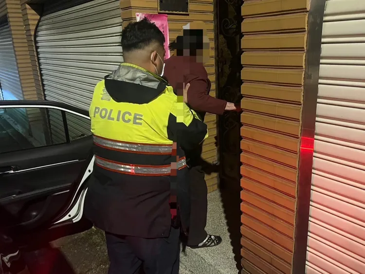 警員護送返家。龍潭警分局提供