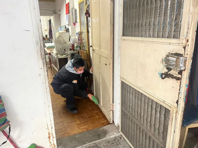 民政局結合土城區公所、在地里長、志工及替代役男公益關懷，前往年邁與獨居長者家慰問並打掃環境。民政局提供