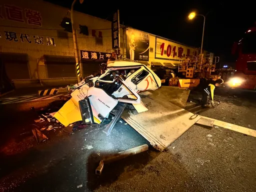 拖板車追撞砂石車 駕駛受困扭曲變形車體送醫不治