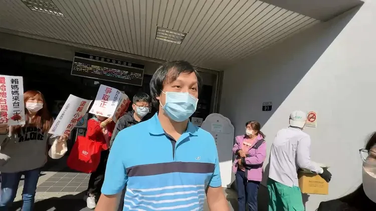 夏姓男子今天出庭，面對抗議民眾仍不發一語。民眾提供