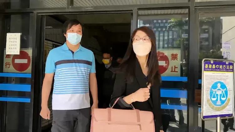 夏男在律師陪同下出庭。民眾提供