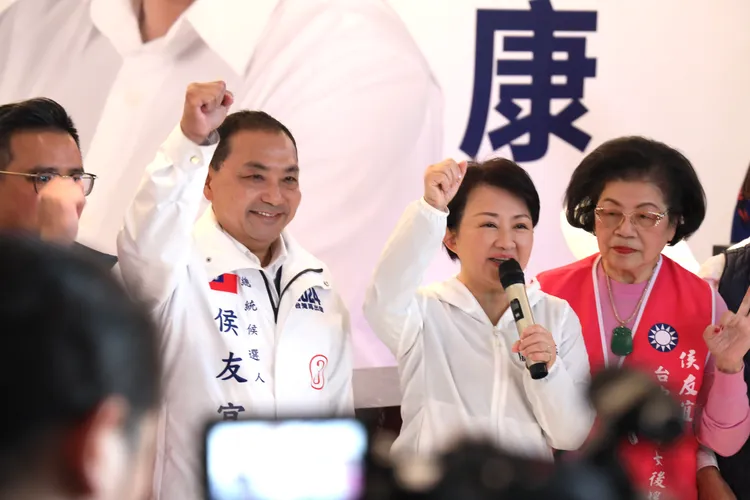 侯友宜今天受訪說，如果綠白合作那見證不是政黨輪替，而是「黑金貪腐、引來戰爭。」侯康台中競總提供