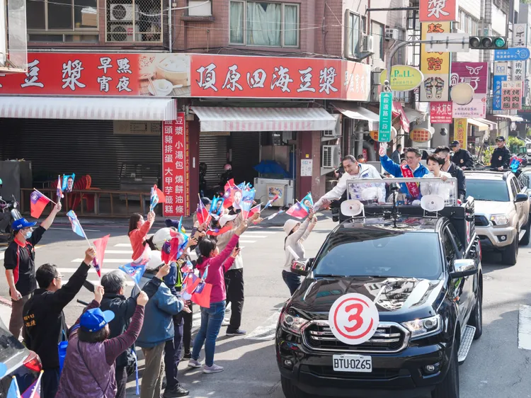 盧秀燕陪同侯友宜車隊掃街，受到選民熱烈歡迎。侯康台中競總提供