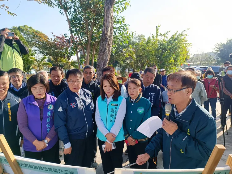 黃偉哲與市議員蔡秋蘭、蔡蘇秋金、謝舒凡、方一峰聽取相關簡報。市府提供