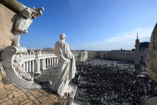 教宗周日彌撒前鬧插曲　男子意圖持刀進場遭查出被捕