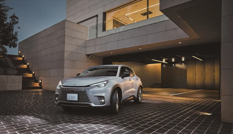 設計承襲Lexus最新家族識別，LBX以紡錘造型進氣壩結合向前延伸的引擎蓋，勾勒出全新Unified Spindle立體紡錘造型。業者提供