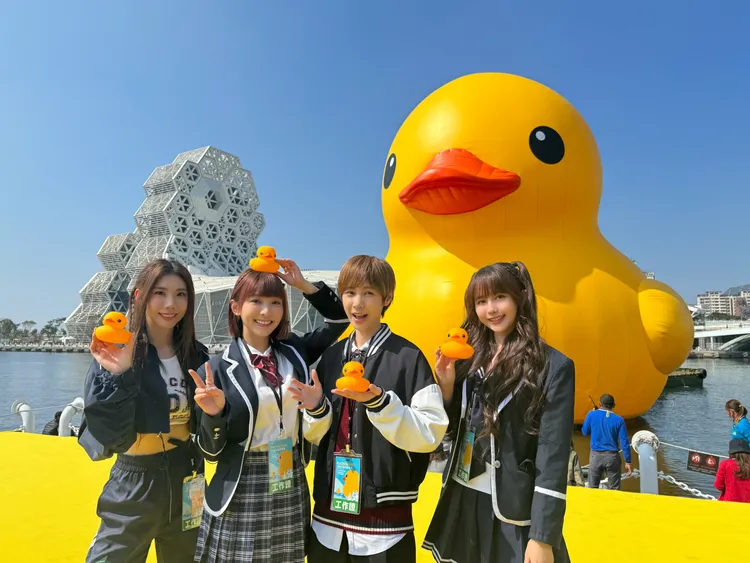 「BOOM！怪物星人」在黃色小鴨前。翻攝畫面